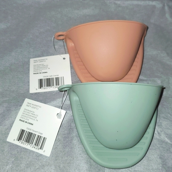 Silicone Heat Resistant Oven Mitts -Set of 2 - Picture 4 of 4